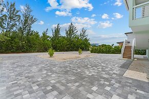 Emerald Oasis Lux Waterfront Gem Pool Kayaks