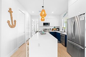 Emerald Oasis Lux Waterfront Gem Pool Kayaks