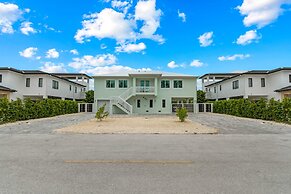 Emerald Oasis Lux Waterfront Gem Pool Kayaks