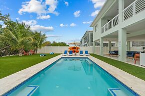 Emerald Oasis Lux Waterfront Gem Pool Kayaks