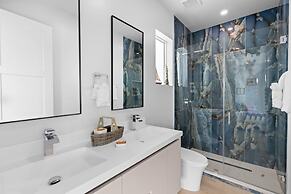 Emerald Oasis Lux Waterfront Gem Pool Kayaks