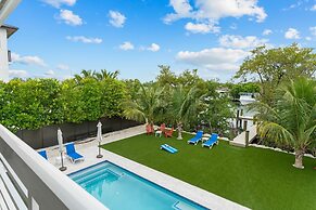 Emerald Oasis Lux Waterfront Gem Pool Kayaks