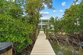 Emerald Oasis Lux Waterfront Gem Pool Kayaks