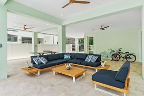 Emerald Oasis Lux Waterfront Gem Pool Kayaks