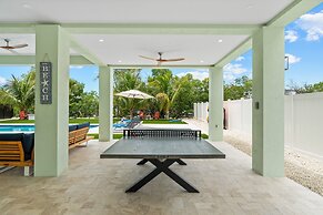 Emerald Oasis Lux Waterfront Gem Pool Kayaks