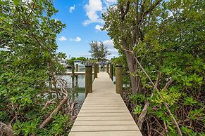 Emerald Oasis Lux Waterfront Gem Pool Kayaks