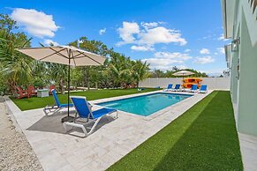 Emerald Oasis Lux Waterfront Gem Pool Kayaks