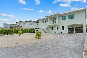 Emerald Oasis Lux Waterfront Gem Pool Kayaks