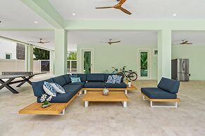 Emerald Oasis Lux Waterfront Gem Pool Kayaks