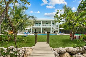 Emerald Oasis Lux Waterfront Gem Pool Kayaks
