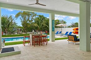 Emerald Oasis Lux Waterfront Gem Pool Kayaks