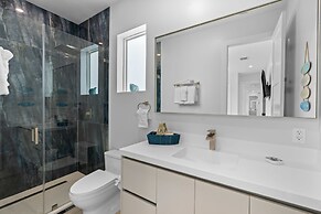 Emerald Oasis Lux Waterfront Gem Pool Kayaks