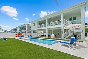 Emerald Oasis Lux Waterfront Gem Pool Kayaks