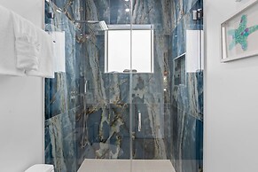 Emerald Oasis Lux Waterfront Gem Pool Kayaks