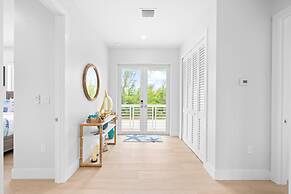 Emerald Oasis Lux Waterfront Gem Pool Kayaks