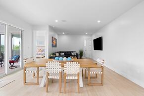 Emerald Oasis Lux Waterfront Gem Pool Kayaks