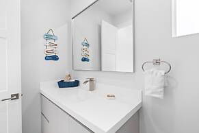 Emerald Oasis Lux Waterfront Gem Pool Kayaks