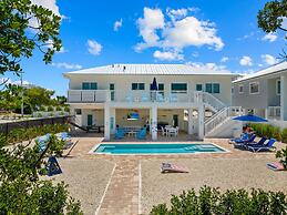 Paradise Point Pool Dock Lounges BBQ