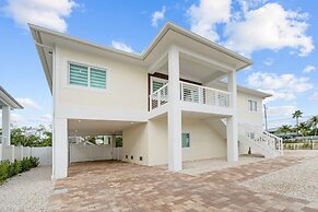 Paradise Point Pool Dock Lounges BBQ