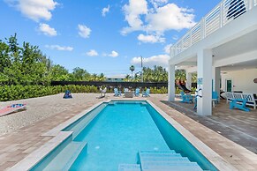 Paradise Point Pool Dock Lounges BBQ