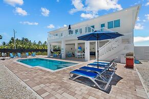 Paradise Point Pool Dock Lounges BBQ