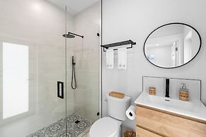 Paradise Point Pool Dock Lounges BBQ