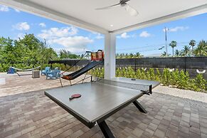 Paradise Point Pool Dock Lounges BBQ