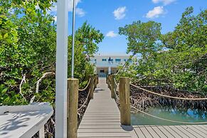 Paradise Point Pool Dock Lounges BBQ