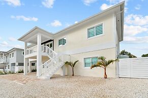 Paradise Point Pool Dock Lounges BBQ