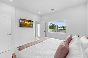 Paradise Point Pool Dock Lounges BBQ