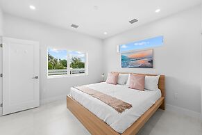 Paradise Point Pool Dock Lounges BBQ