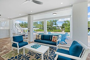 Paradise Point Pool Dock Lounges BBQ