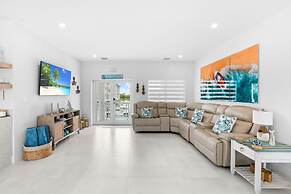 Paradise Point Pool Dock Lounges BBQ