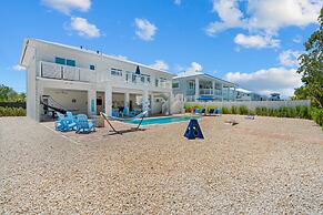 Paradise Point Pool Dock Lounges BBQ