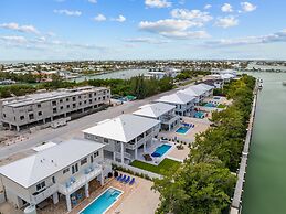 Luna Light Waterfront Pool Dock Views
