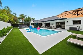 NEW Villa Paradise Lux Gem Pool Game Room