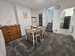 Comfortable 2-bed Home for Work & Longer Stays