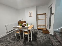 Comfortable 2-bed Home for Work & Longer Stays