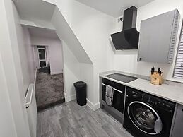 Comfortable 2-bed Home for Work & Longer Stays