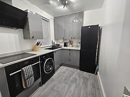 Comfortable 2-bed Home for Work & Longer Stays
