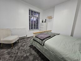 Comfortable 2-bed Home for Work & Longer Stays