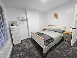 Comfortable 2-bed Home for Work & Longer Stays