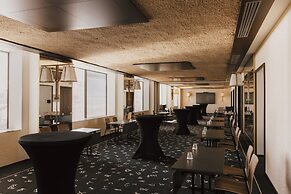 Maison Heler Metz, Curio Collection By Hilton