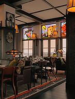 Maison Heler Metz, Curio Collection By Hilton