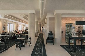 Maison Heler Metz, Curio Collection By Hilton