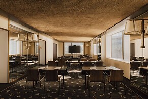 Maison Heler Metz, Curio Collection By Hilton