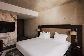 Maison Heler Metz, Curio Collection By Hilton