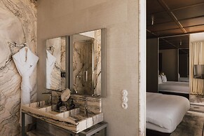 Maison Heler Metz, Curio Collection By Hilton