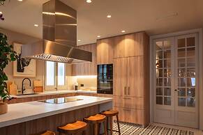 Lovely 6 BR Flat in L Eixample