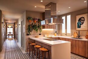 Lovely 6 BR Flat in L Eixample